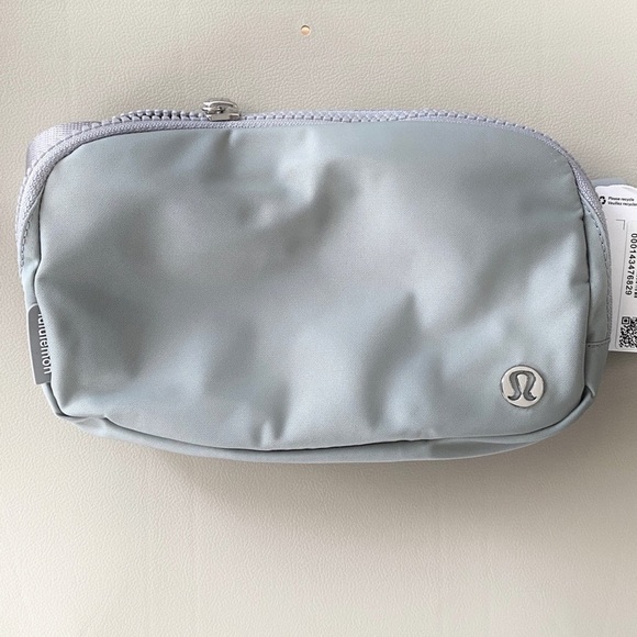 ❤️ Lululemon Extended Strap Everywhere Belt Bag Wordmark Silver Drop/White NWT - Picture 2 of 9